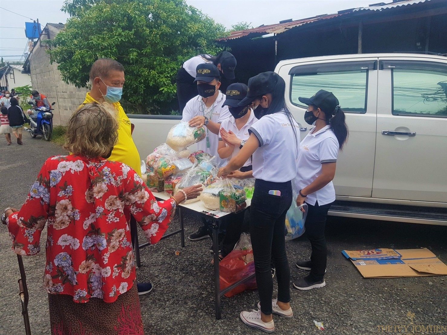 The Ivy Jomtien Beach donating survival bags to the communities Soi Khao Noi affected by COVID-19.