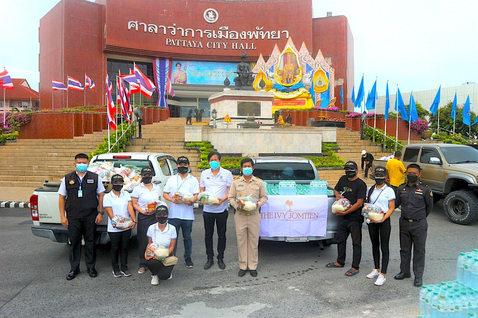 The Ivy Jomtien Beach donating survival bags to the communities Soi Khao Noi affected by COVID-19.